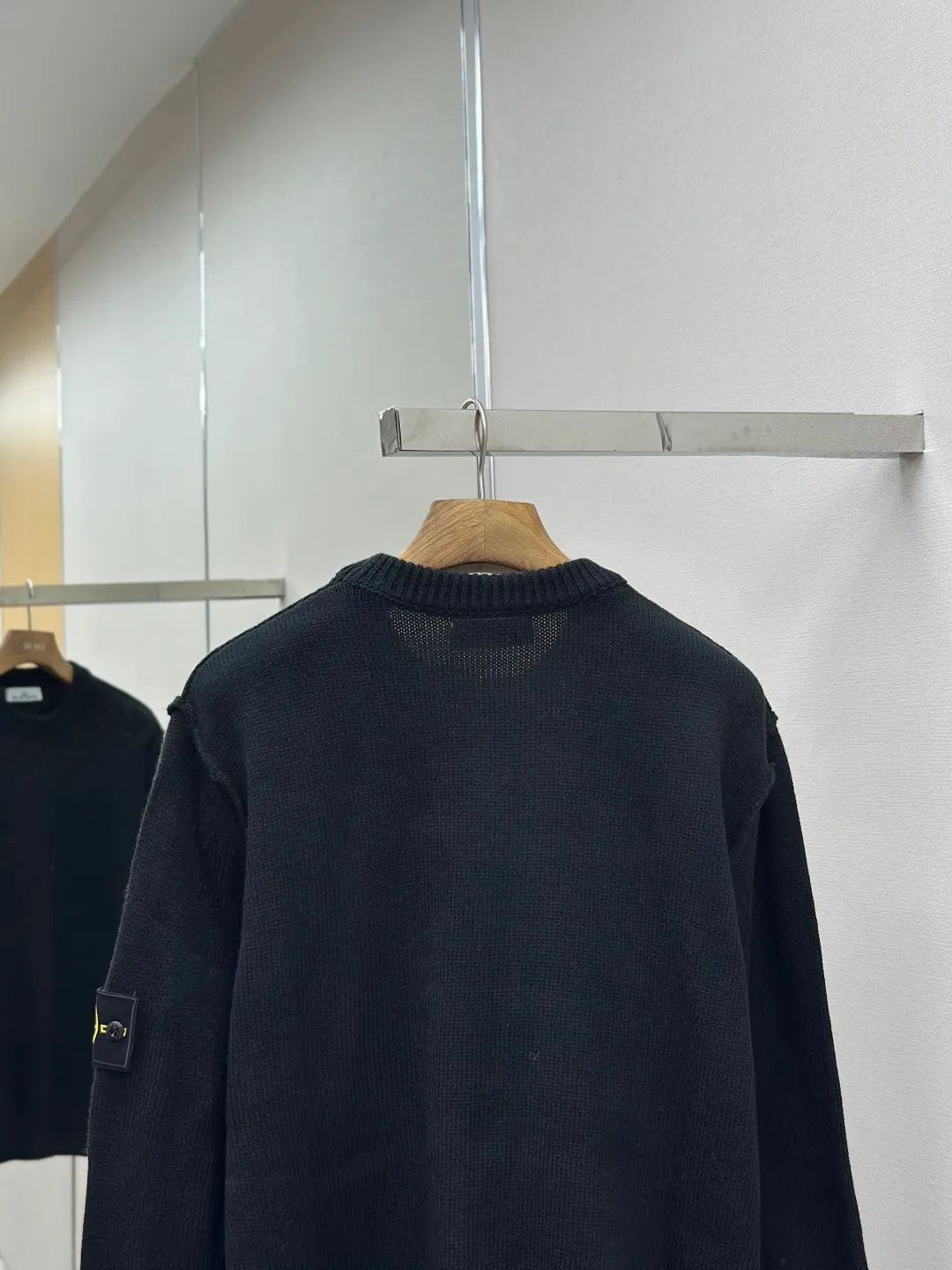 P420 Stonelsland Stone Island arm embroidered logo sweater Fabric: 30% wool, 50% cotton, 20% spandex.  Accessories: The arm embroidery logo is made of double-layer soft leather, with embroidery logo technology on the surface and embellishment with the brand logo. Comes with laser engraved metal buttons.  Process: garment washing-fixing color-fixing pattern-removing wool impurities.  This style is woven with a 7-needle imported machine, with knitted threads on the neck and hem, and embroidered logos on the arms to present the brand vision.  Accessories: Customized 1:1 washed trademark Accessories: Customized 1:1 embroidery label Accessories: Customized 1:1 lettering buttons Craftsmanship: S-M-L-XL Color: Black-Grey